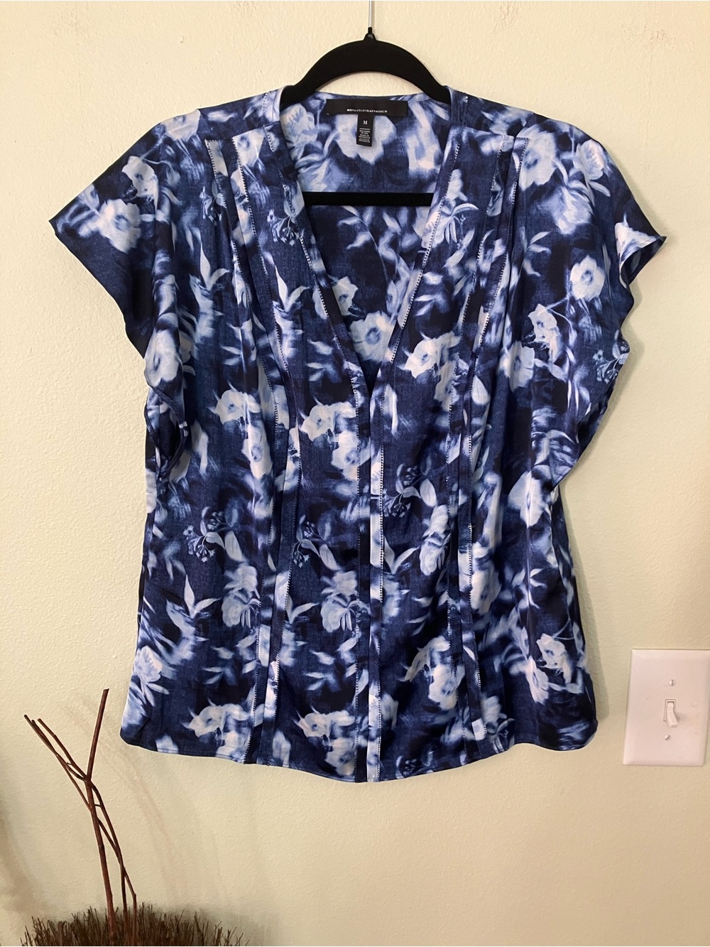 White House black market blue floral V-neck blouse
